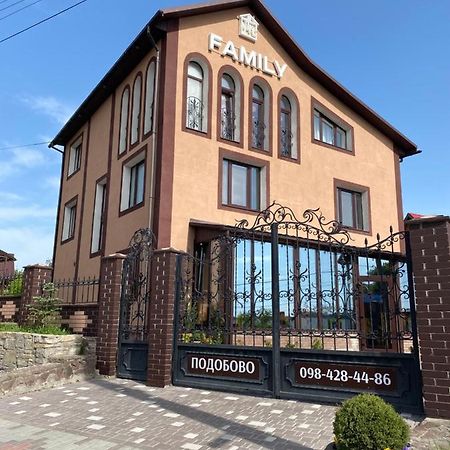 Family Люкс Aparthotel Kamjanets-Podilsky Buitenkant foto