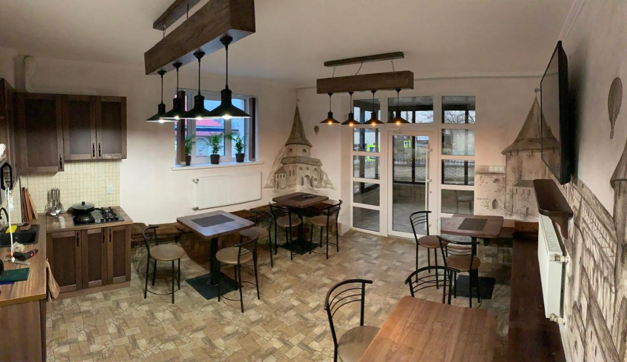 Family Люкс Aparthotel Kamjanets-Podilsky Buitenkant foto
