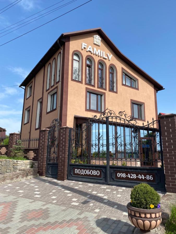 Family Люкс Aparthotel Kamjanets-Podilsky Buitenkant foto