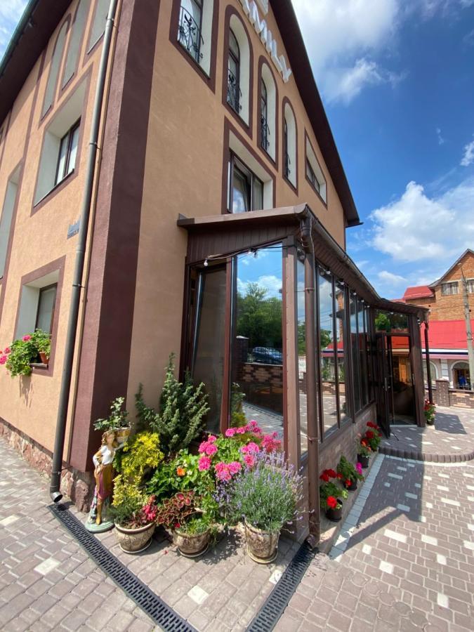 Family Люкс Aparthotel Kamjanets-Podilsky Buitenkant foto